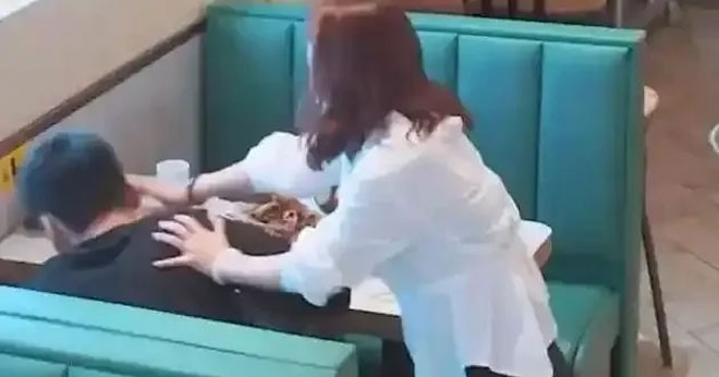 Trót dại đưa tình với gái xinh, nam thanh niên bẽ mặt vì màn đánh ghen chớp nhoáng của cô bạn gái缩略图
