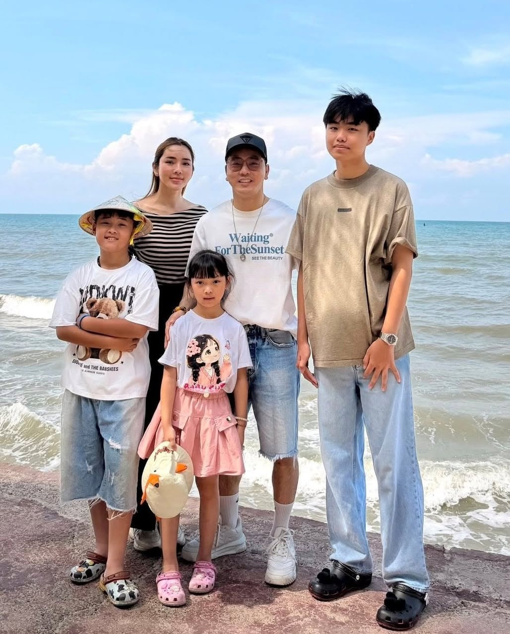 Ưng Hoàng Phúc chia sẻ ảnh con chung con riêng không khoảng cách缩略图