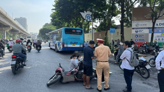 Va chạm với xe buýt trên đường Nguyễn Trãi, một cháu bé tử vong缩略图