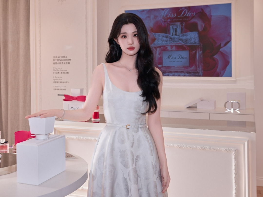 Vương Sở Nhiên vừa maximalist, vừa minimalist với đầm Dior Anemone缩略图