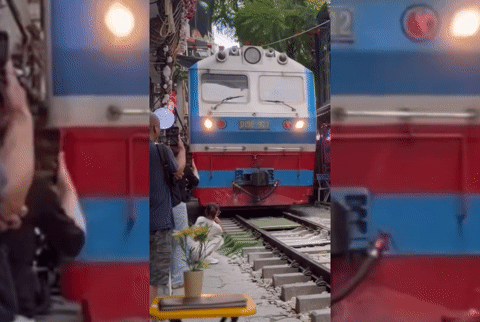 Xác minh clip cô gái bị tàu hỏa hất văng điện thoại ở &amp;apos;phố cà phê đường tàu&amp;apos;缩略图