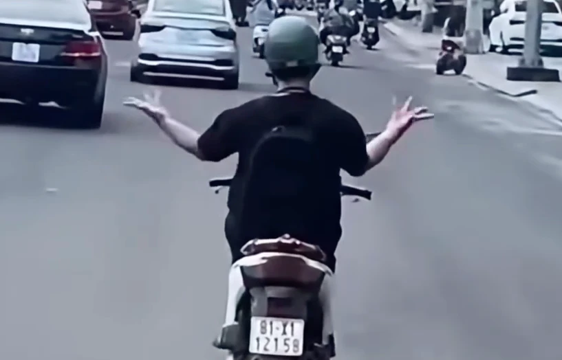 Xác minh người đàn ông bỏ hai tay, múa trên xe máy缩略图