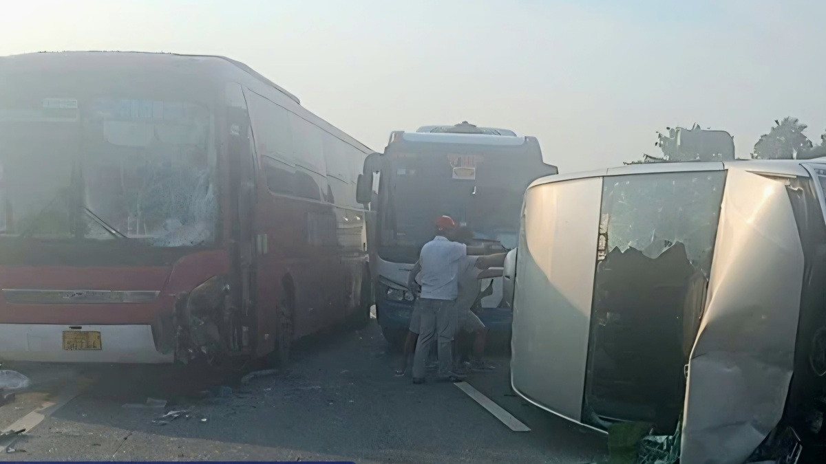 Xe khách đâm 2 ô tô trên cao tốc Nội Bài – Lào Cai缩略图