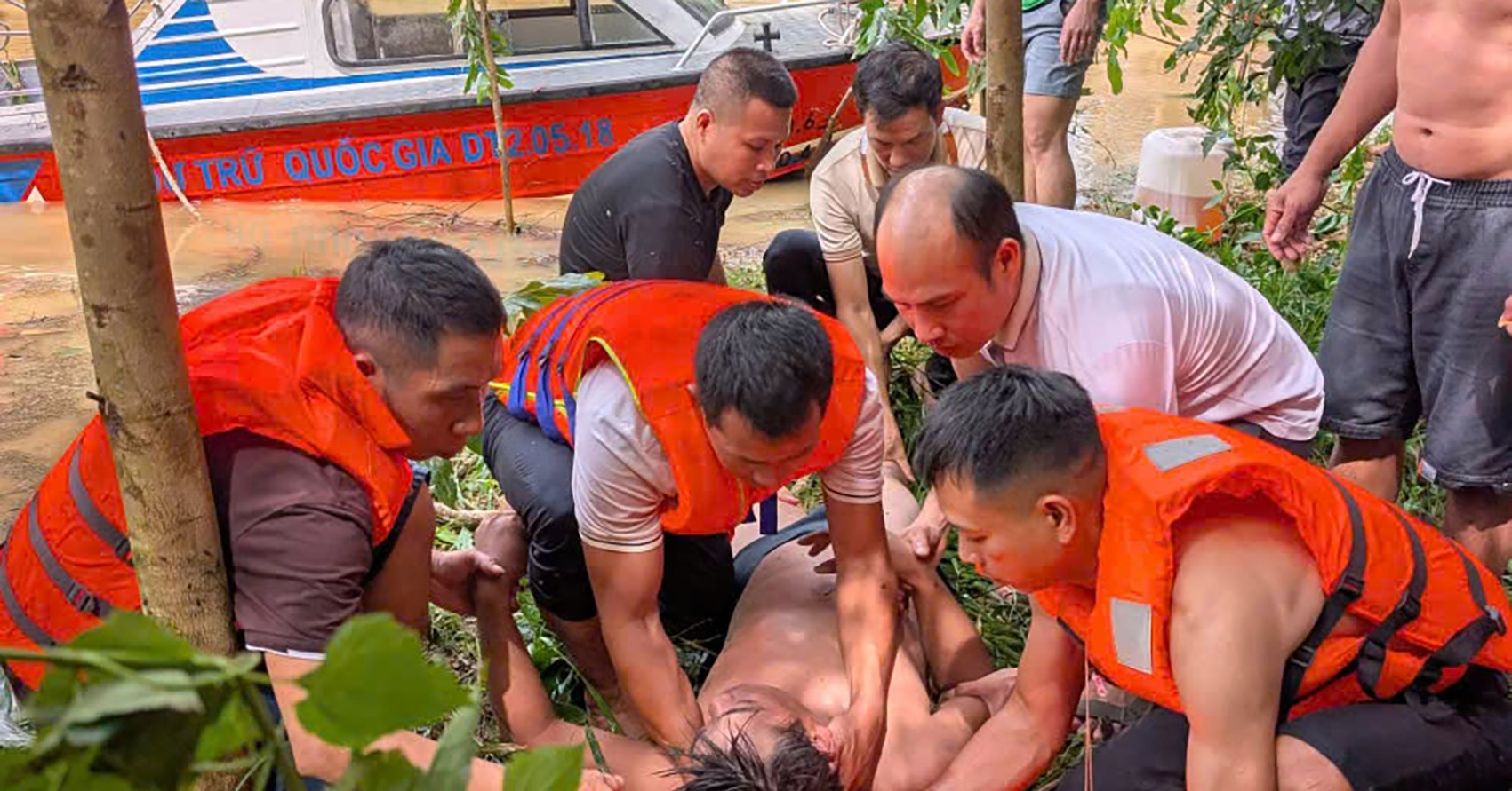 Xuồng chở bệnh nhân đi cấp cứu gặp nạn giữa dòng nước lũ, 7 người được cứu缩略图
