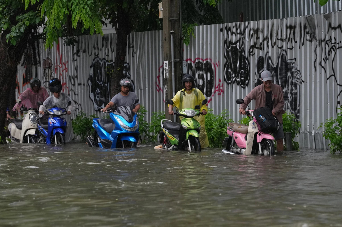 Bangkok đóng cửa trường học, đề nghị công chức làm việc tại nhà vì mưa lũ缩略图