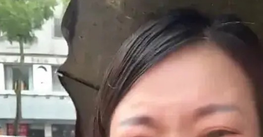 Bị chồng yêu cầu tự đi bộ đưa con đi học giữa trời mưa, người mẹ khóc lóc ầm ĩ gây tranh cãi缩略图