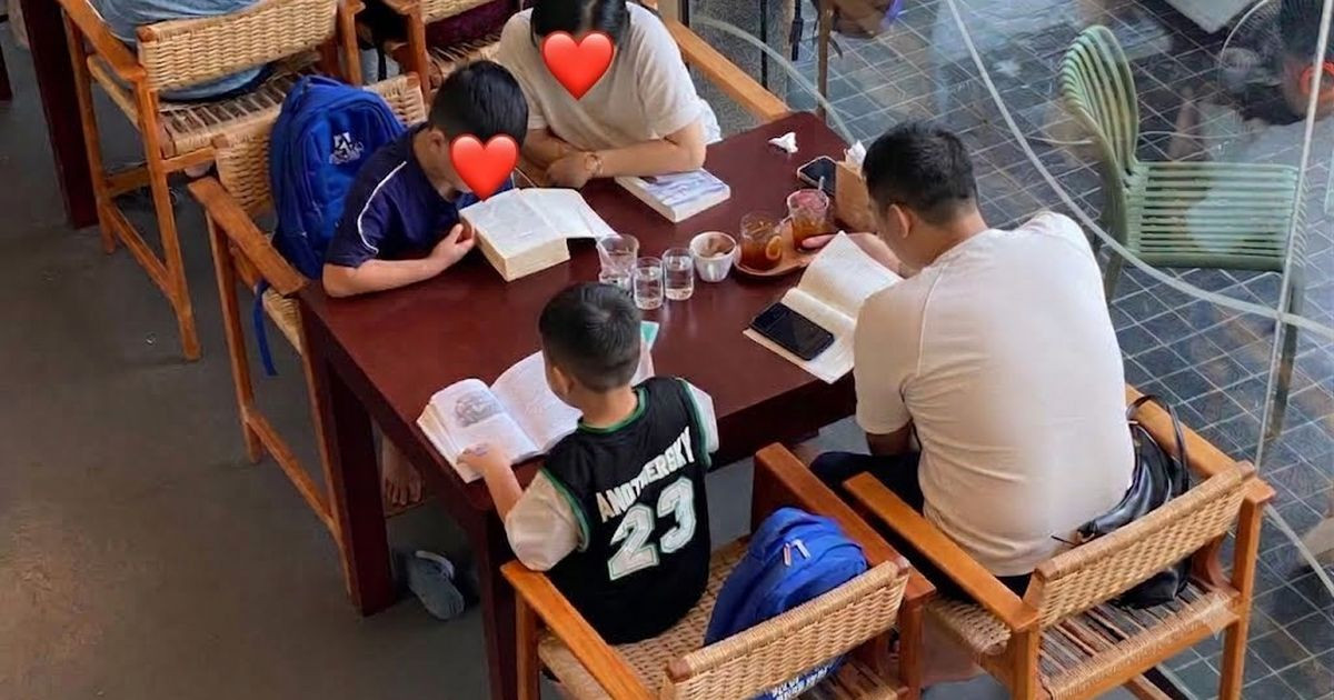 Bức ảnh gia đình trong quán cafe gây sốt khắp MXH, hai cậu bé làm một việc khiến nhiều người “xin vía”缩略图