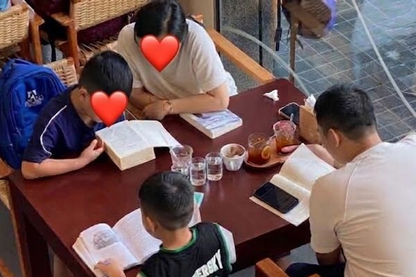 Bức ảnh gia đình trong quán cafe &amp;apos;hót hòn họt&amp;apos; khắp MXH: Quá lâu rồi mới thấy hình ảnh đẹp đến thế này!缩略图