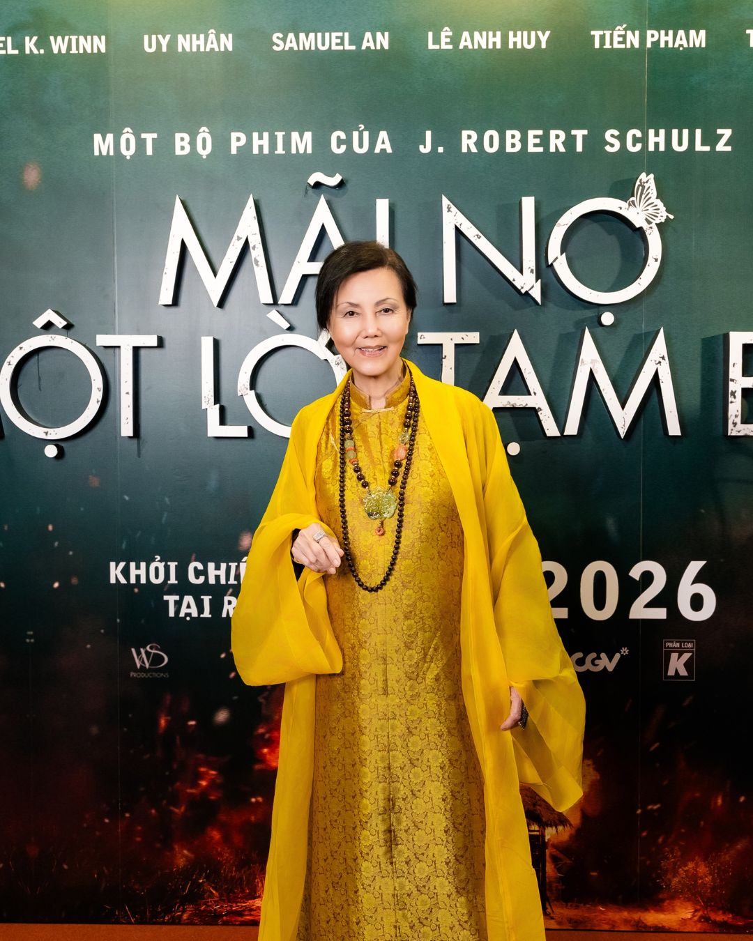 Kiều Chinh mặc áo dài ăn mừng ngày trở lại màn bạc với Mãi Nợ Một Lời Tạm Biệt缩略图