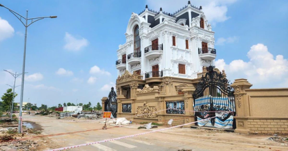 Cận cảnh biệt thự gần 1.000m² đang được &amp;apos;thần đèn&amp;apos; nâng khỏi móng, di chuyển 200m, chủ nhà tiết lộ chi phí缩略图