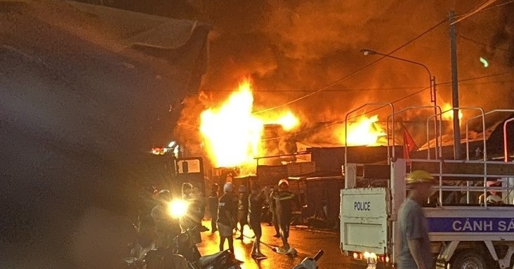 Cháy chợ lúc nửa đêm, 16 ki-ốt bị thiêu rụi hoàn toàn缩略图