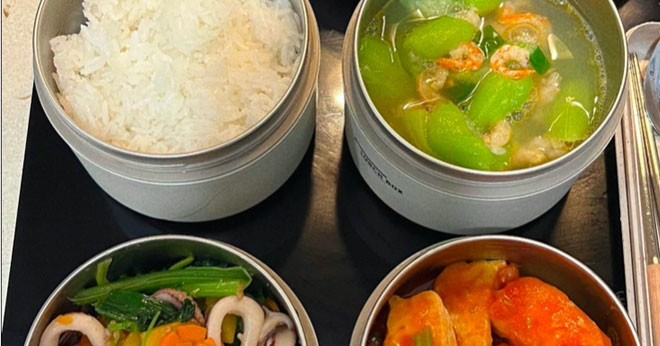 Chồng mang cơm trưa ăn cùng đồng nghiệp nữ缩略图
