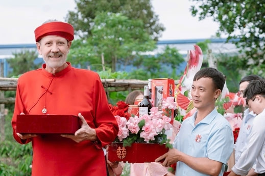 Chú rể 64 tuổi bay nửa vòng trái đất từ Mỹ về Đắk Lắk cưới vợ kém 21 tuổi缩略图