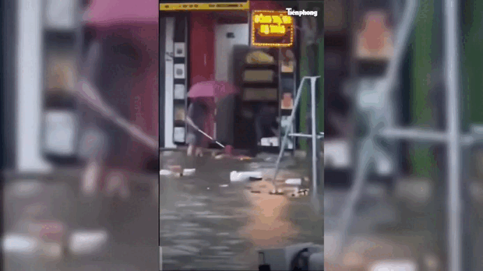Clip người phụ nữ ‘xả rác theo mưa’ giữa lúc phố ngập sâu gây bức xúc缩略图