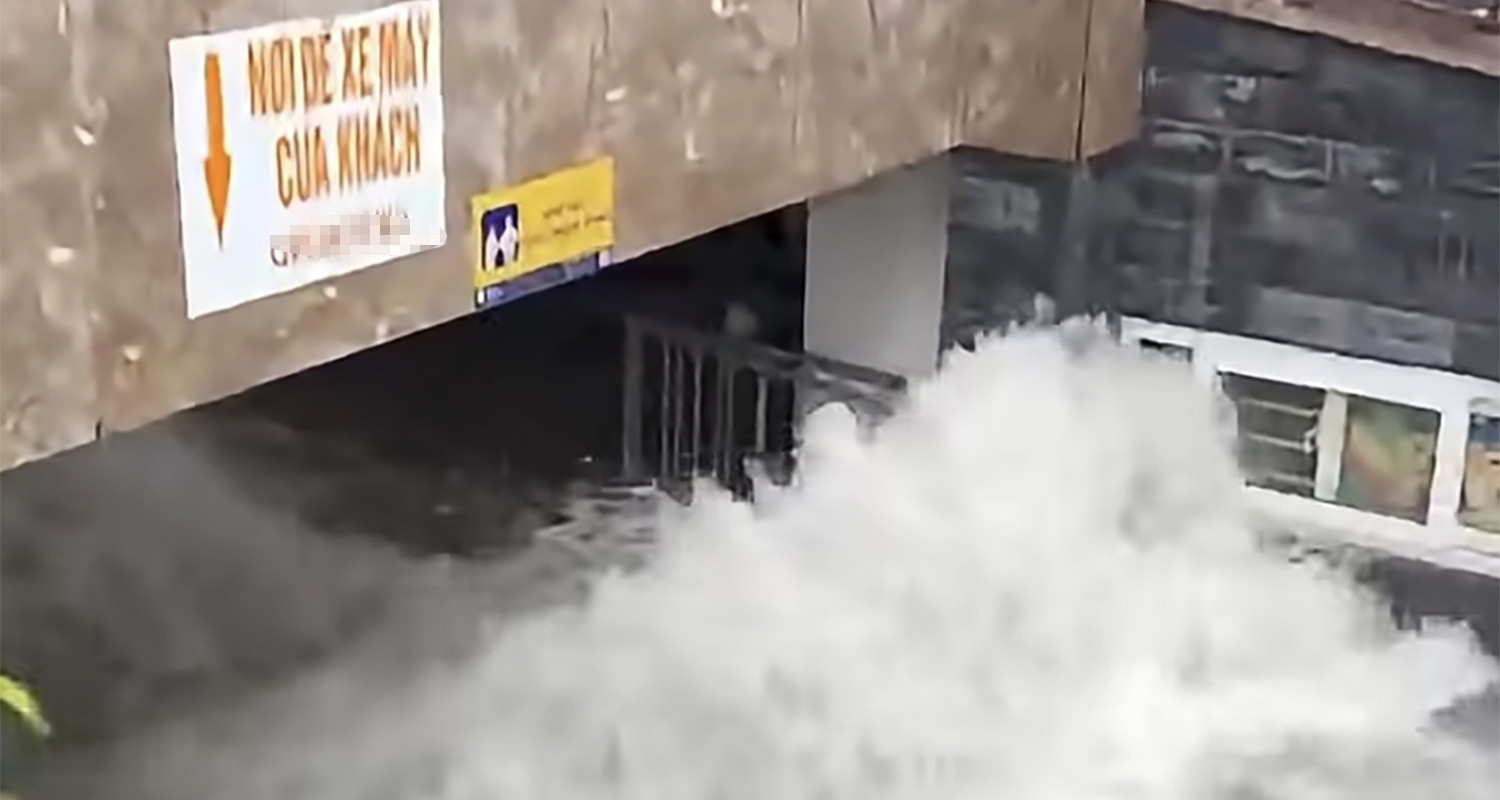 Clip ô tô đi qua tạo sóng làm sập thanh chắn, nước ồ ạt tràn vào hầm chung cư缩略图