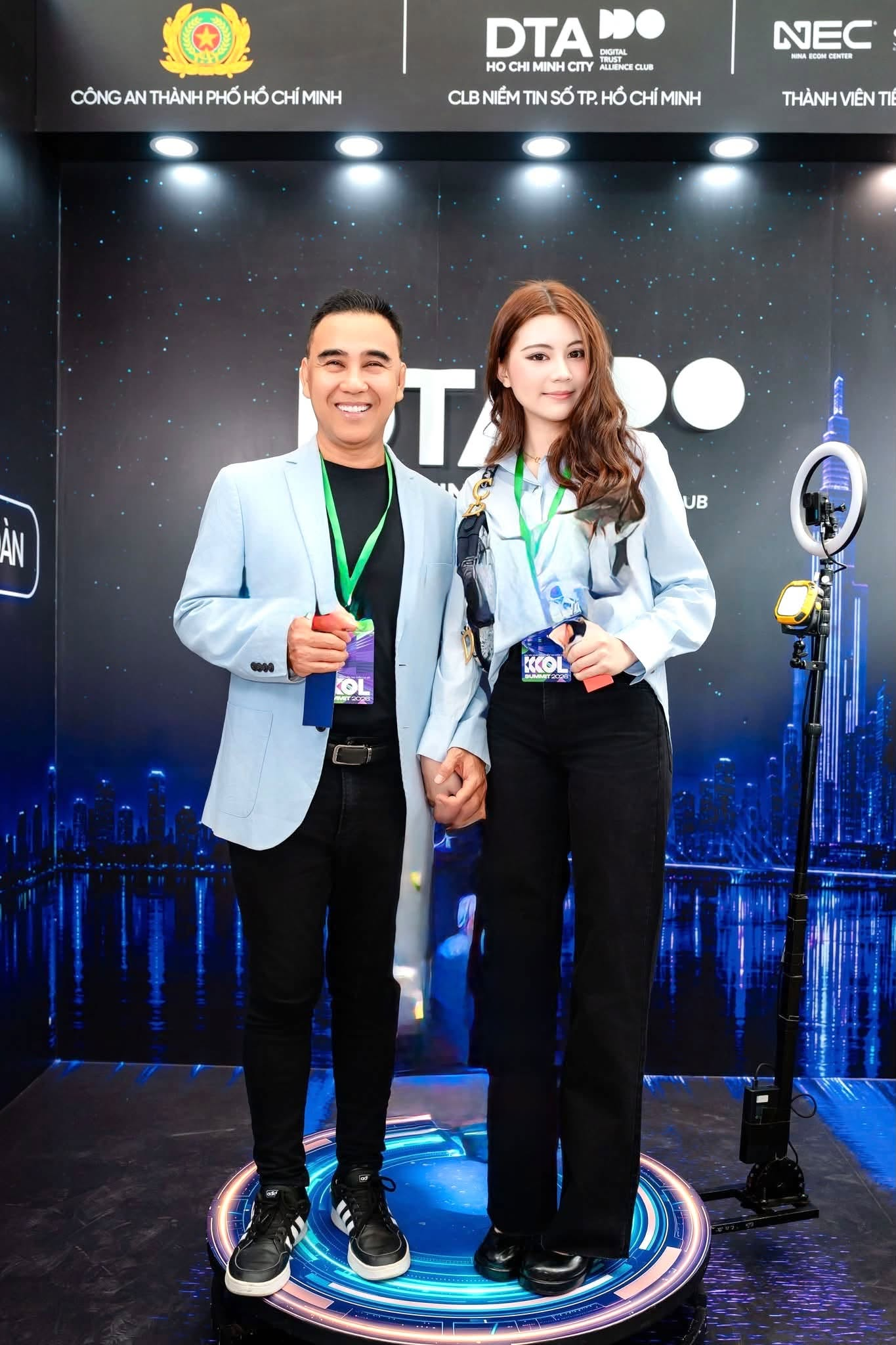 Con gái út MC Quyền Linh 18 tuổi đã cao hơn bố, nam MC đứng cạnh ái nữ liền hài hước gọi “em gái”缩略图