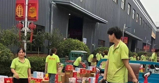 Công ty tặng nhân viên 26 loại quà Trung thu, chất đầy xe ba bánh缩略图