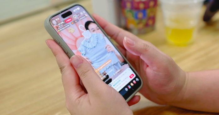 &amp;apos;Cuộc đời trôi nhanh qua những cú vuốt màn hình&amp;apos;缩略图