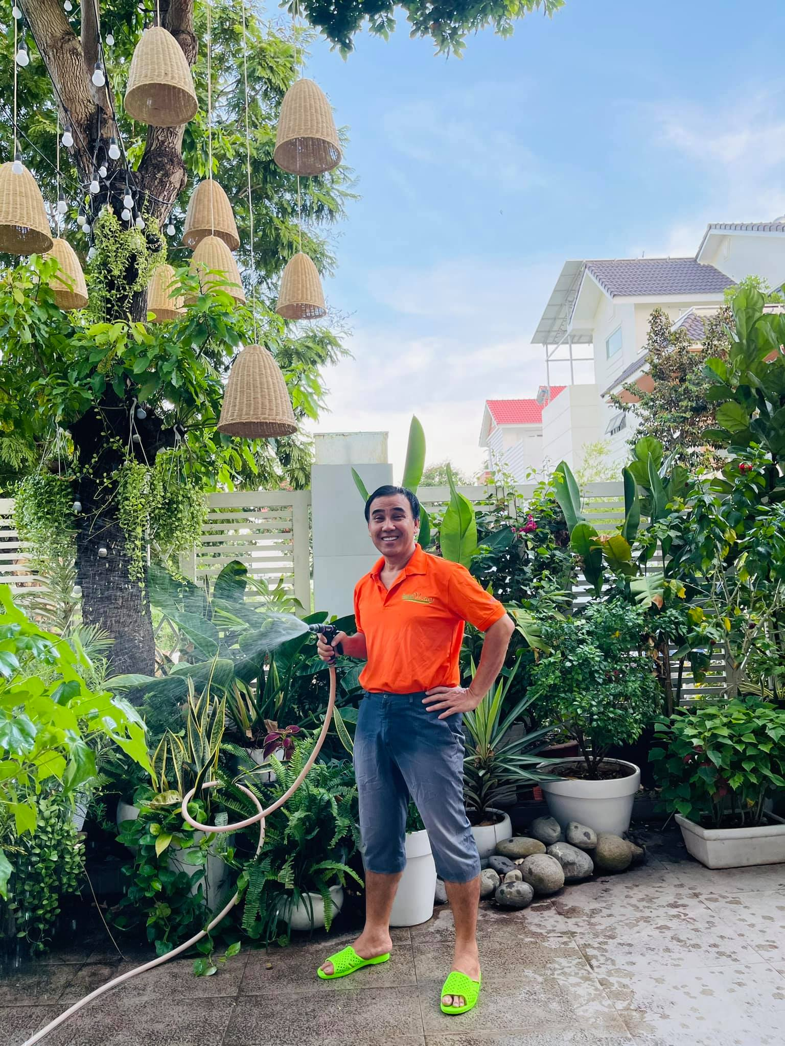 Cuộc sống của MC Quyền Linh trong biệt thự rộng 500m²: Trồng rau, chăm gần 100 gốc hồng, đi dép tổ ong tưới cây缩略图