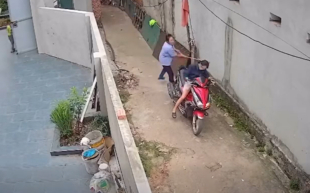 Đánh hàng xóm đến loạng choạng, còn thách thức &amp;apos;tao thần kinh đấy&amp;apos;缩略图