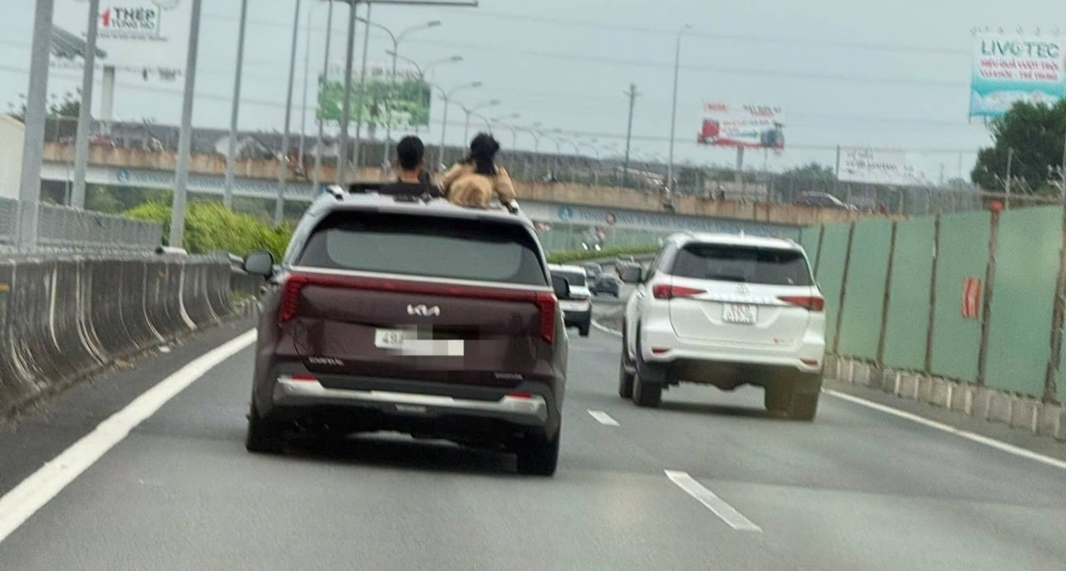 Để trẻ &amp;apos;hóng gió&amp;apos; ở cao tốc, nữ tài xế bị phạt từ hình ảnh phản ánh trên mạng缩略图