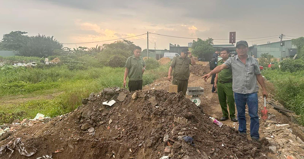 Đổ trái phép hàng trăm tấn chất thải rắn, 4 người ở TPHCM bị bắt tạm giam缩略图