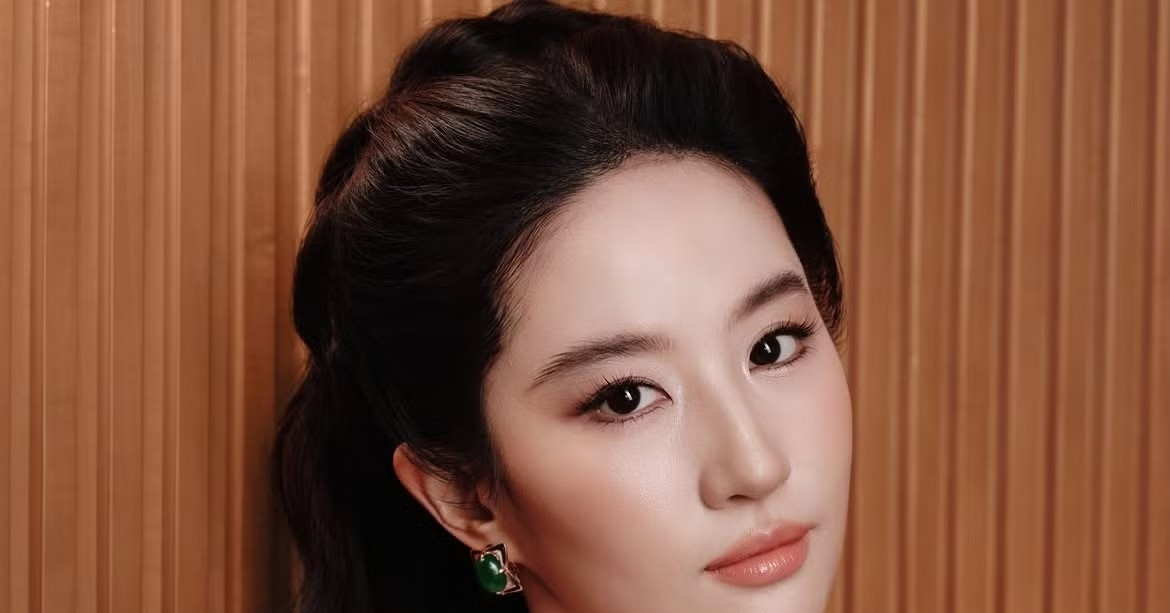 Động thái khó hiểu của Lưu Diệc Phi sau khi Hồ Ngọc Hà lên tiếng chuyện &amp;apos;cắt ảnh&amp;apos;缩略图