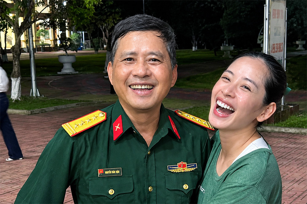 Gia thế bất ngờ của 5 sao Việt: Chi Pu có 3 người thân mang quân hàm đại tá缩略图