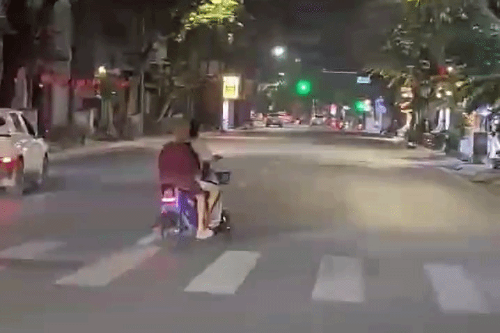 Hà Nội: Nhóm thiếu niên thuê xe đạp điện công cộng, ra đường làm &amp;apos;tổ lái&amp;apos;缩略图