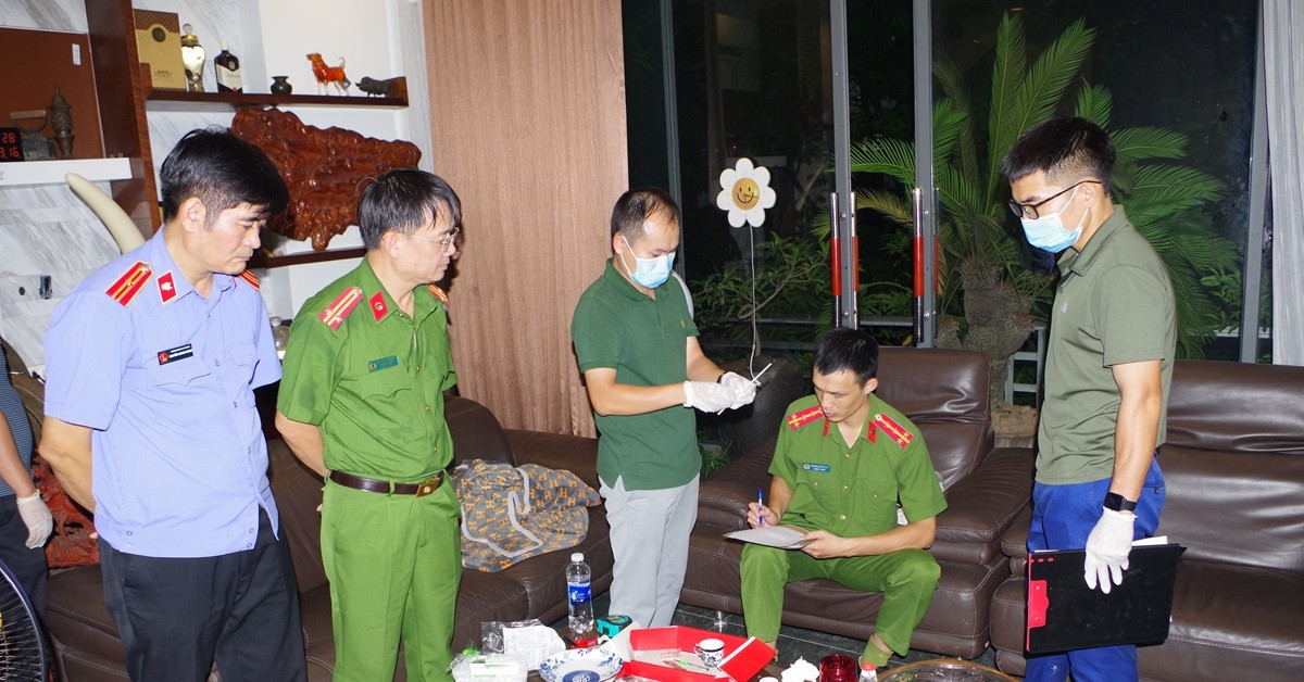 Hình ảnh công an khám xét khẩn cấp nơi ở giang hồ cộm cán &amp;apos;Đức Cộng&amp;apos; ở Ninh Bình缩略图