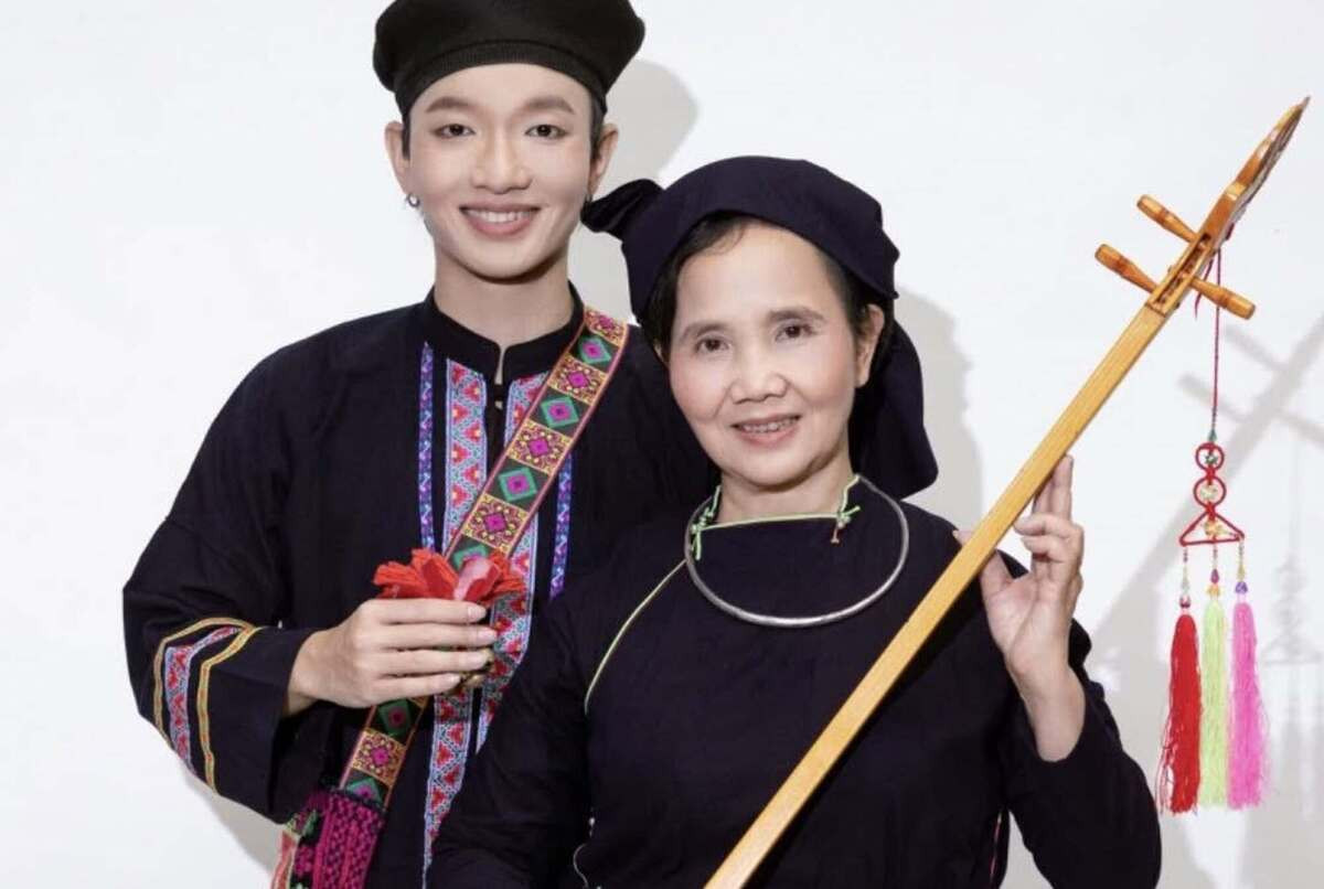 Hoàng Dũng khoe mẹ là Phó giáo sư, Tiến sĩ, U70 thành nghệ nhân hát then缩略图
