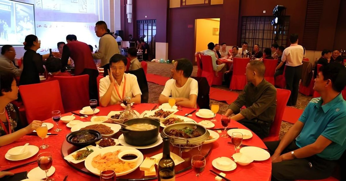 Họp lớp sau 15 năm, 5 người thu nhập khủng được xếp ngồi riêng, đến lúc thanh toán lớp trưởng hỏi “Các ông chủ bao cả nhóm nhé? thì không ai lên tiếng缩略图