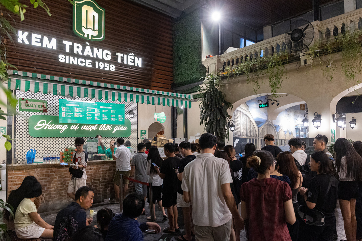 Khách ùn ùn kéo đến trước khi cửa hàng kem Tràng Tiền gần 70 năm tuổi đóng cửa缩略图