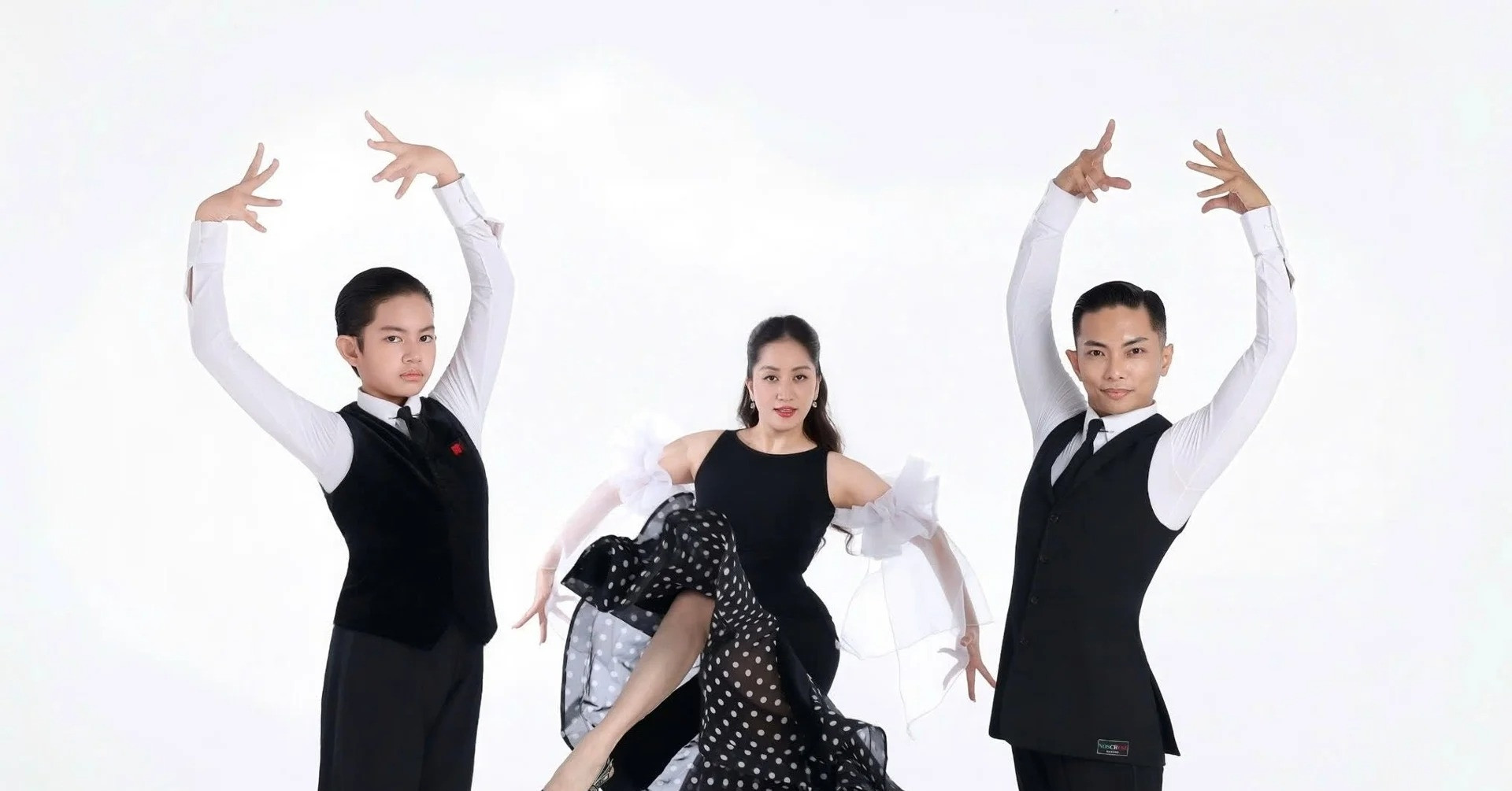 Khánh Thi khoe con trai 11 tuổi cao hơn mẹ, gương mặt cực điện ảnh缩略图