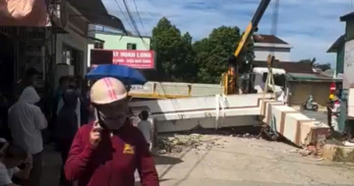 Khoảnh khắc cổng làng đổ sập, bé trai lớp 3 bị đứt lìa cánh tay缩略图