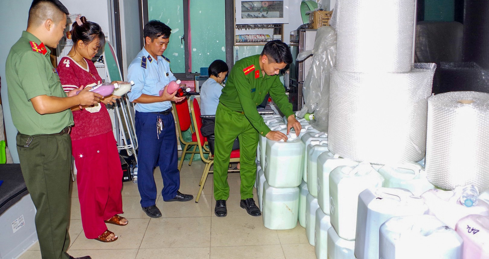 Kiểm tra kho rượu &amp;apos;đặc sản&amp;apos; ở Ninh Bình, thu giữ gần 1.800 lít缩略图