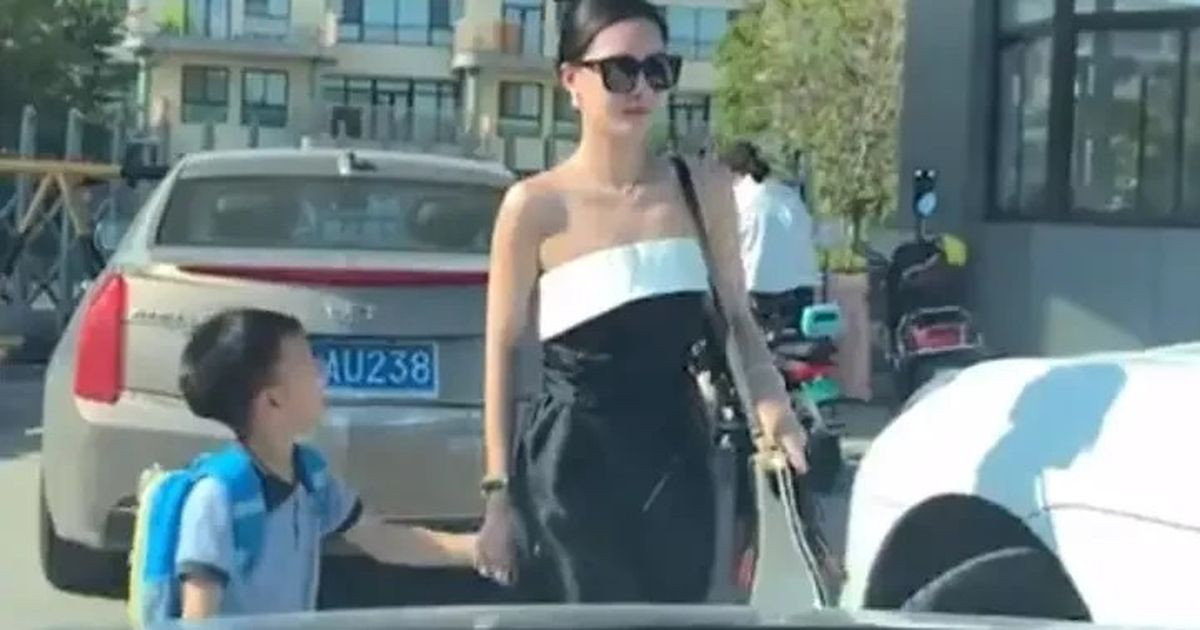 Mẹ mặc đồ lộng lẫy như sao dự thảm đỏ đến trường đón con tan học khiến ai cũng ngoái nhìn缩略图