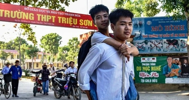 Nam sinh cõng bạn đi học 10 năm vừa trúng tuyển bác sĩ nội trú ĐH Y Hà Nội缩略图