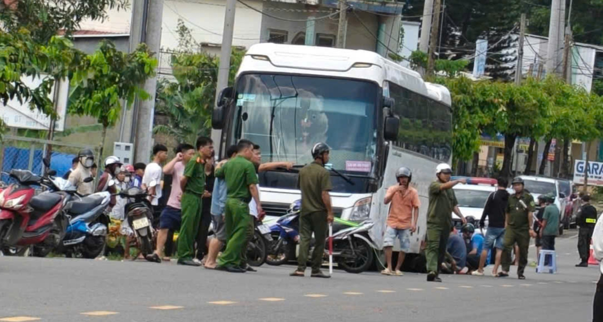 Nam sinh lớp 6 bị cuốn vào gầm ô tô khách đang lùi, tử vong tại chỗ缩略图