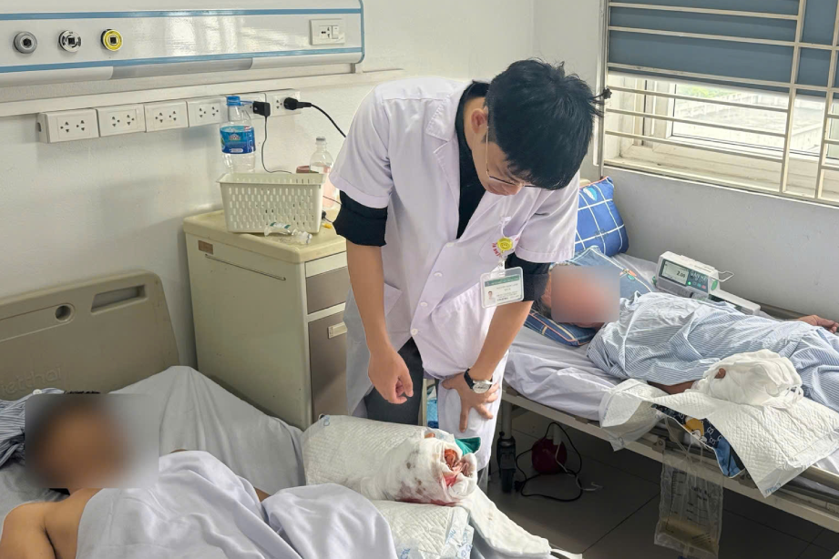 Nam xe ôm bị thang máy nghiền nát bàn tay缩略图