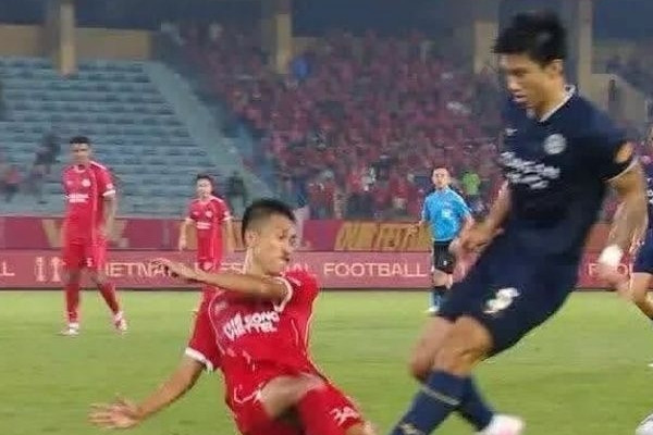 Người hùng AFF Cup dính chấn thương, tập tễnh rời sân sau cú đạp của Đoàn Văn Hậu缩略图