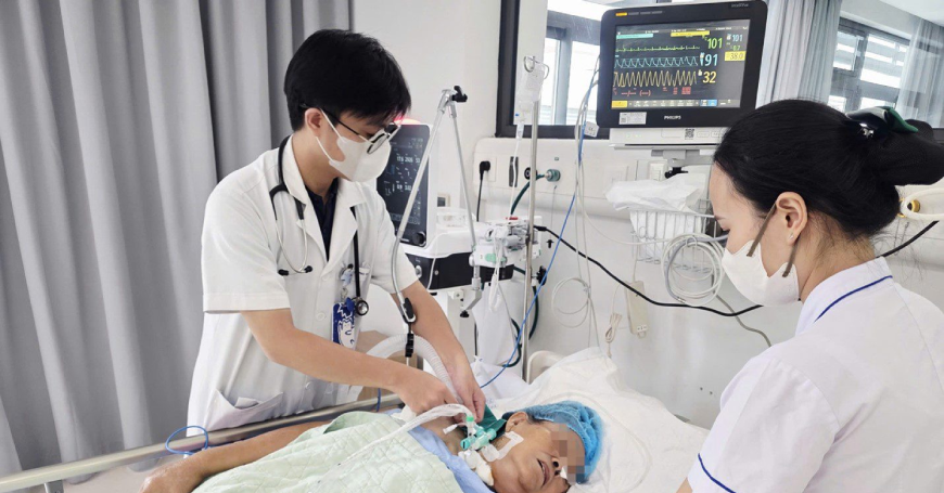Người phụ nguy kịch, thở máy sau khi dẫm phải gai hoa giấy缩略图