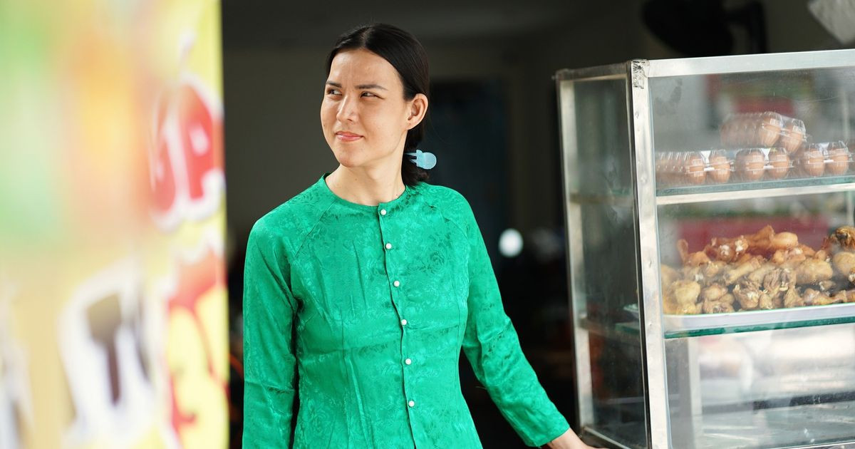 Người phụ nữ chuyển giới mở quán cơm gà, gồng gánh nuôi mẹ và 3 người cháu缩略图
