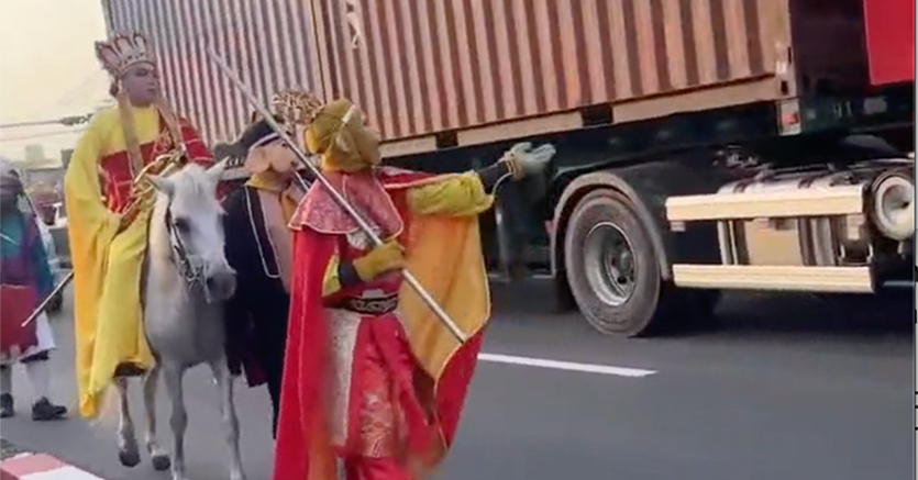 Nhóm người hóa trang ‘thầy trò Đường Tăng’ cưỡi ngựa, đi bộ trên làn ô tô缩略图