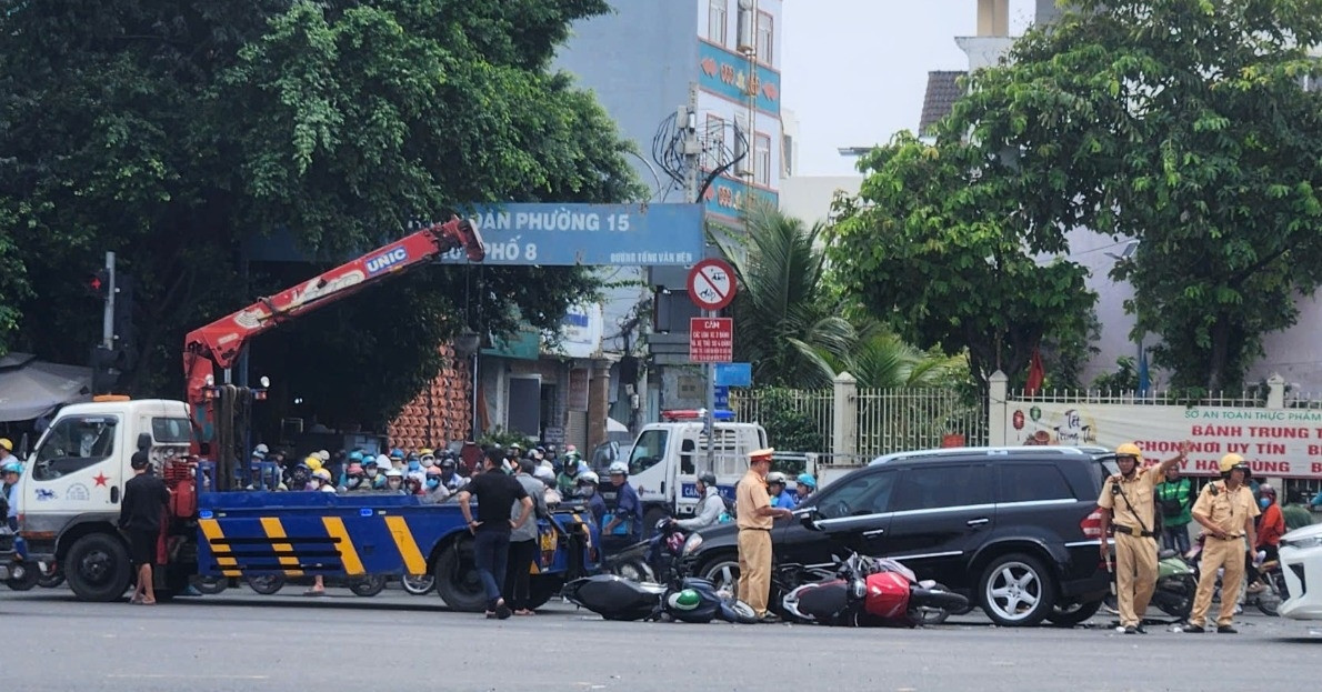 Ô tô Mercedes tông liên hoàn 3 xe máy dừng đèn đỏ, kéo lê 10m ở TPHCM缩略图