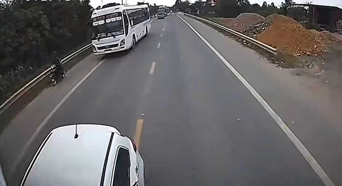 Ô tô vượt ẩu tông đuôi xe đầu kéo, tài xế gãy xương đùi缩略图