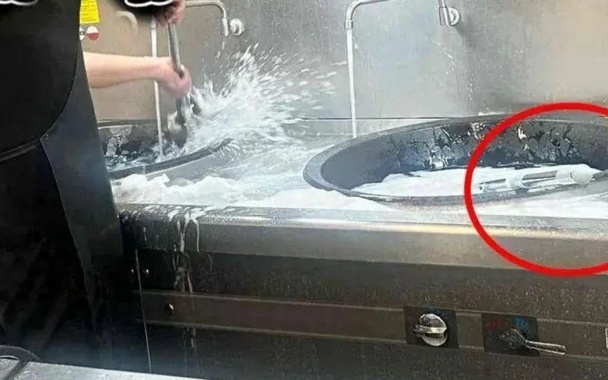 Scandal trường mầm non dùng chảo nấu để cọ nắp cống gây kinh hãi ở Trung Quốc缩略图