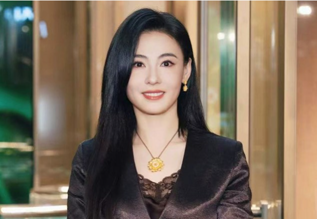 Trương Bá Chi khoe khoảnh khắc bên con trai út, vóc dáng tuổi 46 gây chú ý缩略图