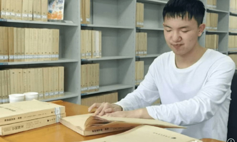 Cậu bé bị mất thị lực trở thành thủ khoa Đại học缩略图