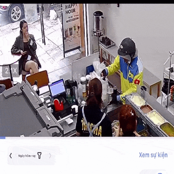 Shipper làm đổ 6 ly nước và xin đền tiền, video ghi lại cách chủ quán xử lý lan truyền chóng mặt缩略图